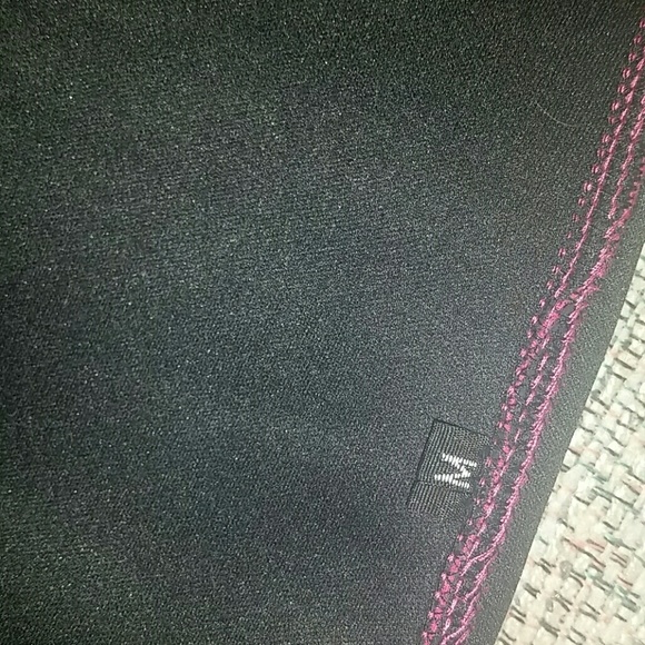 Medium compression top...BRAND NEW NEVER WORN - Picture 3 of 4